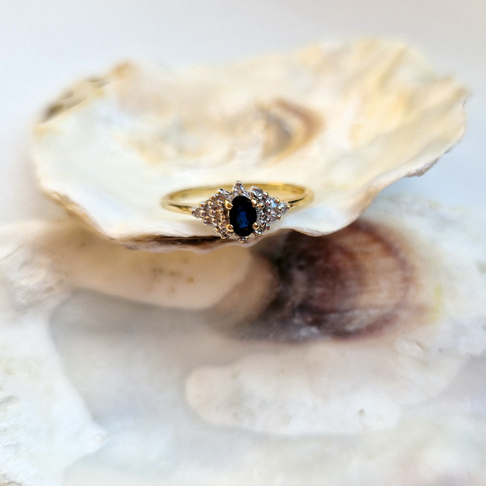c1980's Vintage Oval Sapphire & Diamond Cluster Ring